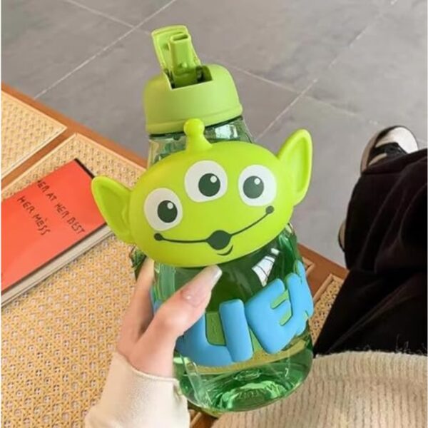 Kids Water Bottle with Alien Design, 850ml, Green, 3-Eye Character, Shoulder Strap - Image 2